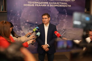 174 минут экран алдында – сарапшылар Қазақстанда теледидардың неге әлі де өз орнын сақтап тұрғанын түсіндірді
